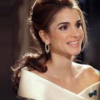 حماة الملكة رانيا إنكليزية وشابة رغم سنواتها الـ 76..من الأجمل بينهما؟