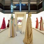 عبايات فالنتينو تزيّن حدث Fashion Trust Arabia في قطر بتصاميمها الفخمة