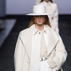 تصاميم قبعات باللون الأبيض لإطلالة مميزة في الشتاء