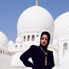 ريهانا تثير غضب المسلمين لاستخدامها حديثا نبويا في عرض أزياء ملابسها الداخلية!