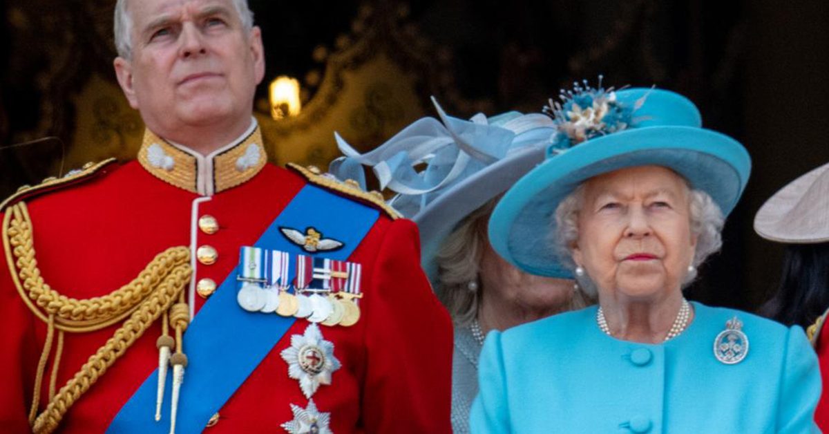 الملكة إليزابيث تجرّد ابنها الأمير أندرو من ألقابه ومهامه الملكيّة والعسكريّة بعد فضائحه