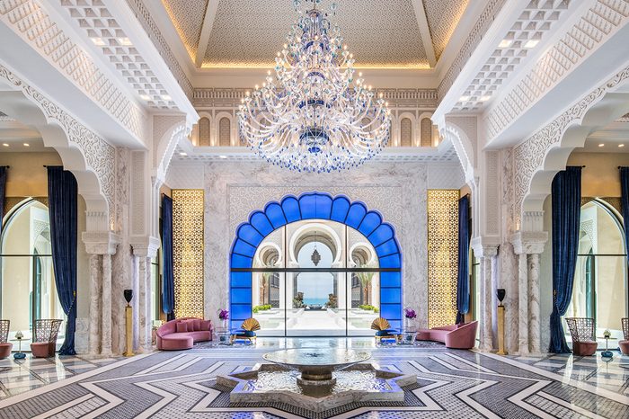 ياسمينة تعيش الفخامة في فندق ريكسوس جزيرة السعديّات في أبو ظبي