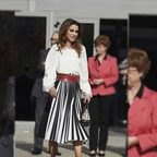 نصائح تطبقها الملكة رانيا عندما ترتدي التنورة لتكون إطلالاتها الأكثر تميزًا!