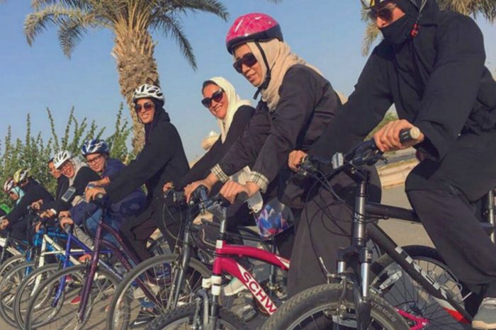 سعوديات يمارسن رياضة ركوب الدرجات بمدينة جدة