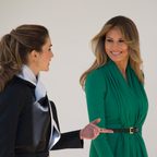 الملكة رانيا وميلانيا ترامب تلتقيان بملابس باللون ذاته وستتفاجأين به!