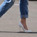 الحذاء الأبيض موضة في صيف 2014، فكيف تنسّقينه؟