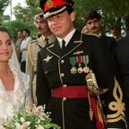 أميرة أردنية تغار منها الملكة رانيا والسبب المصمم ذاته لفستاني زفافهما!