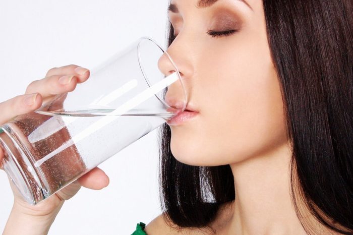 متى تظهر نتائج شرب الماء على البشره وفوائده