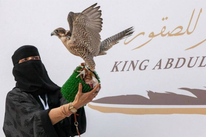 عذاري الخالدي أول سعودية صقّارة تُشارك في مهرجان الملك عبد العزيز لصقور 