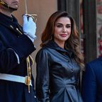 هل تألّق الملكة رانيا في فرنسا سببه حقن البوتوكس والفيلر؟