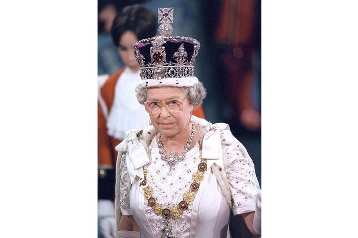 مجوهرات الملكة اليزابيت الثانية وملابسها طوال سنوات
