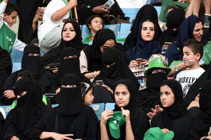 سعوديات يشجعن في الملاعب