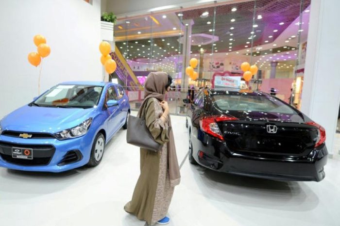 أول معرض سيارات للنساء فقط في السعودية