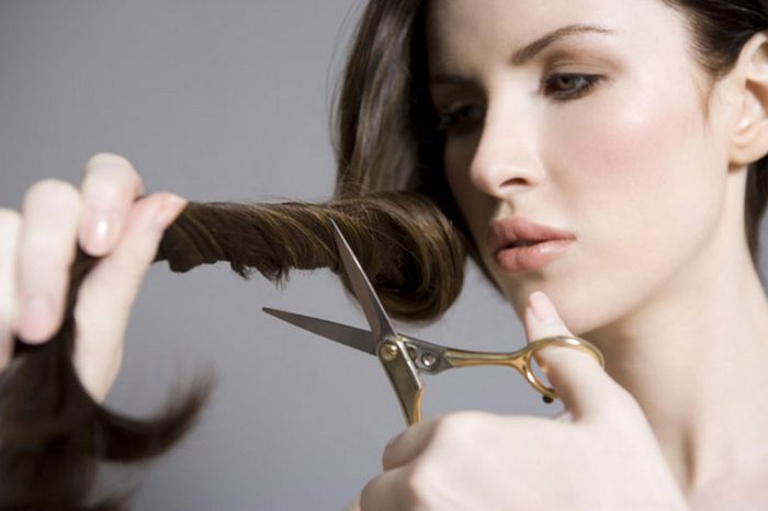 خطوات قص الشعر بنفسكِ | نصائح كيفية قص الشعر في المنزل