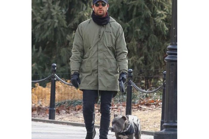 صور لجاستن وهو يتجول مع كلبه في نيويورك بمفرده
