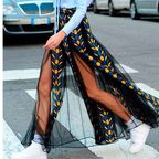 جنيفر لوبيز تثير الجدل بسروالها الشفاف وتروّج لهذه الموضة البارزة في صيف 2018!