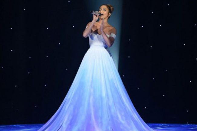 Jennifer Lopez تخطف الأنظار بفستانها في American Idol