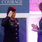 فيديو يظهر ميلانيا ترامب تسلم جائزة الشجاعة لامرأتين عربيتين