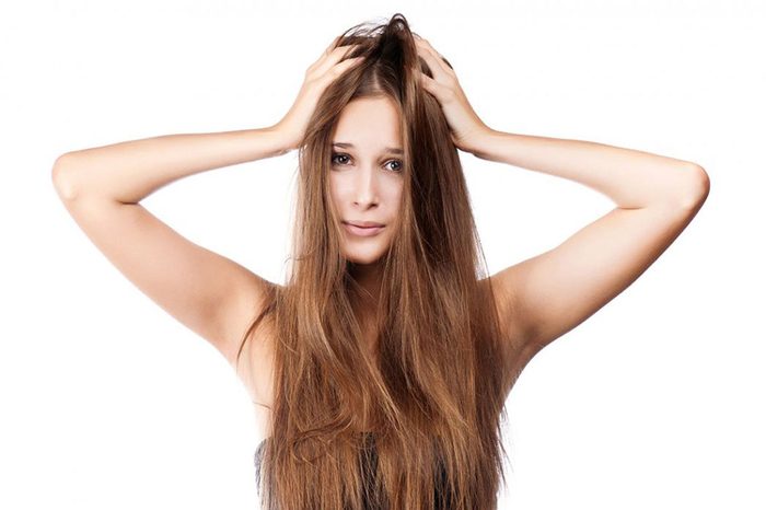 طريقة علاج قشرة الشعر طبيعياً
