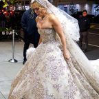 جنيفر لوبيز ترتدي فستان زفاف زهير مراد في فيلمها الجديد
